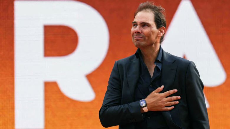 El exjugador español Rafael Nadal hace un gesto durante una ceremonia en honor a su carrera durante el Abierto de Francia el 25 de mayo de 2025.