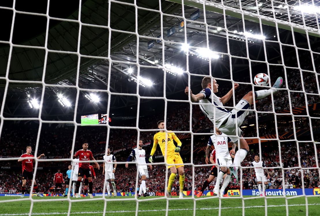 Micky van de Ven, del Tottenham Hotspur, despeja en la línea de gol un cabezazo de Rasmus Hojlund.