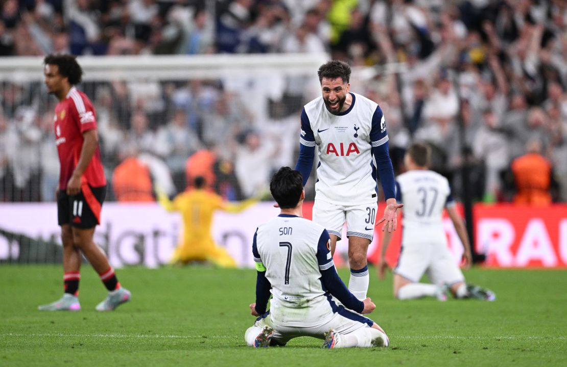 Rodrigo Bentancur, del Tottenham Hotspur, celebra con su compañero Son Heung-Min al final de la final de la UEFA Europa League 2025.