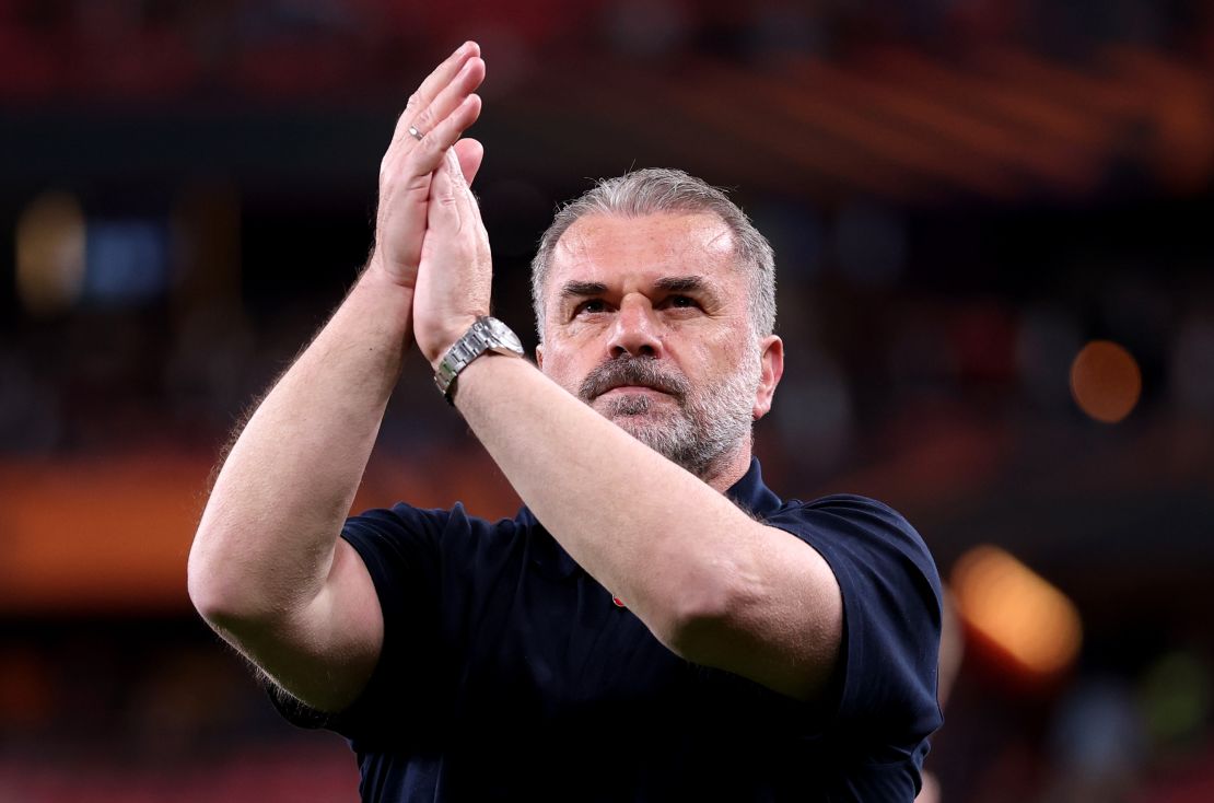 Ange Postecoglou, entrenador del Tottenham Hotspur, reacciona mientras aplaude a la afición del Tottenham Hotspur tras la victoria de su equipo.