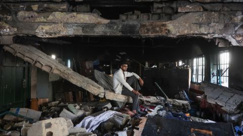 Un hombre se sienta entre los escombros de la escuela Fahmi Al-Jarjawi en la ciudad de Gaza el 26 de mayo de 2025, tras un ataque israelí.