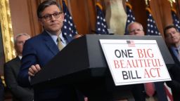 El presidente de la Cámara de Representantes, Mike Johnson, habla con los medios después de que la Cámara aprobara por un estrecho margen un proyecto de ley que impulsaba la agenda del presidente Donald Trump en el Capitolio de Estados Unidos en mayo.