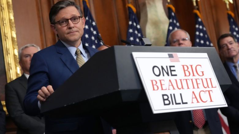 El presidente de la Cámara de Representantes, Mike Johnson, habla con los medios después de que la Cámara aprobara por un estrecho margen un proyecto de ley que impulsaba la agenda del presidente Donald Trump en el Capitolio de Estados Unidos en mayo.