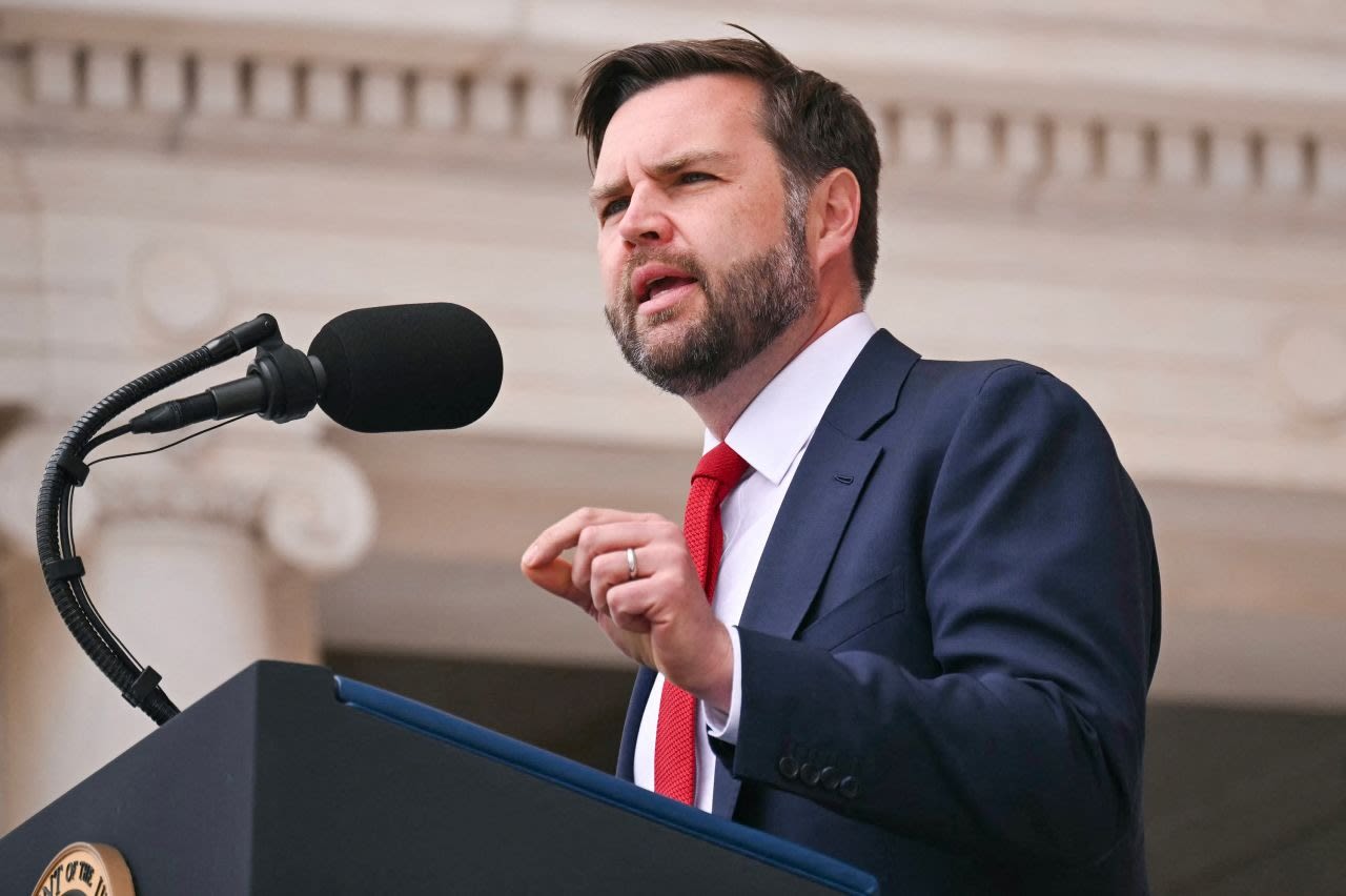 El vicepresidente de Estados Unidos, J. D. Vance, pronuncia un discurso en el Cementerio Nacional de Arlington, en Arlington, Virginia, el 26 de mayo.