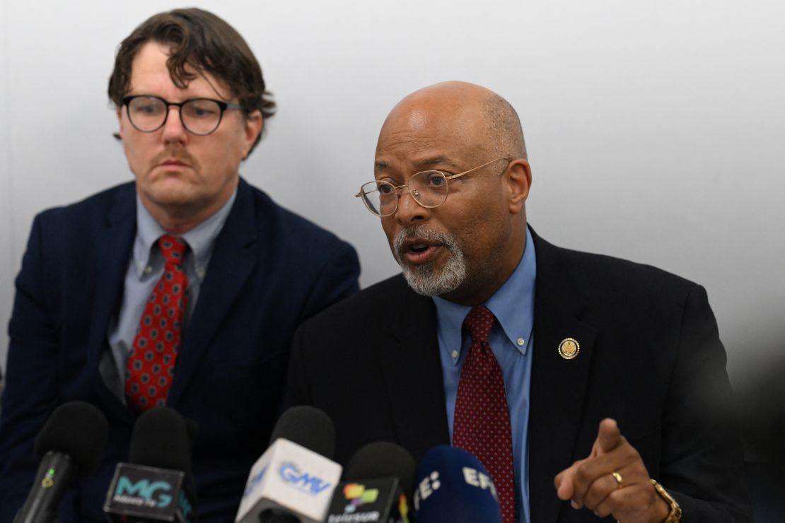 El congresista demócrata Glenn Ivey habla junto a Chris Newman, abogado de la familia Ábrego García, durante una conferencia de prensa para compartir detalles de su viaje a San Salvador el 26 de mayo de 2025.
