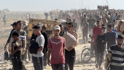 Displaced Palestinians receive food packages from a US-backed foundation pledging to distribute humanitarian aid in western Rafah in the southern Gaza Strip on May 27, 2025. Thousands of Palestinians rushed into a new aid distribution centre run by a US-backed group in southern Gaza on May 27, AFP journalists reported, leading to chaotic scenes as Israel implemented a new distribution system. The incident in Rafah came days after the partial easing of a total aid blockade on the territory that Israel imposed on March 2, leading to severe shortages of food and medicine. (Photo by AFP) (Photo by -/AFP via Getty Images)          