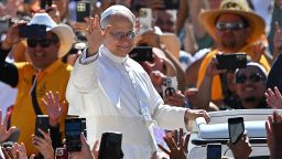 El Papa León XIV saluda a la multitud mientras llega en el papamóvil antes de la audiencia general semanal en la Plaza de San Pedro del Vaticano, el 28 de mayo de 2025.