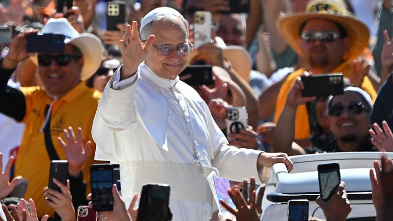 El Papa León XIV saluda a la multitud mientras llega en el papamóvil antes de la audiencia general semanal en la Plaza de San Pedro del Vaticano, el 28 de mayo de 2025.