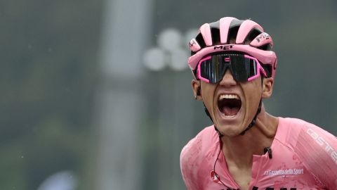 UAE Team Emirates XRG's Isaac Del Toro celebra su triunfo a la llegada en Bormio. Mayo 28, 2025. (Foto Luca Bettini / AFP vía Getty Images)