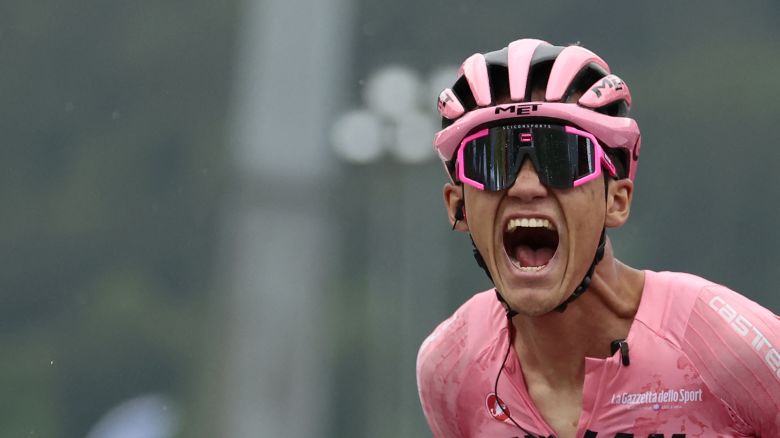 UAE Team Emirates XRG's  Isaac Del Toro celebra su triunfo a la llegada en Bormio. Mayo 28, 2025. (Foto Luca Bettini / AFP vía Getty Images)