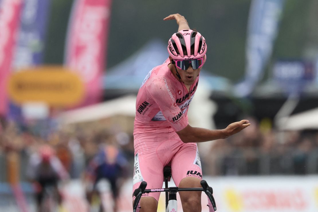 Del Toro en la meta de la etapa 17 del Giro entre San Michele all'Adige-Bormio. Mayo 28, 2025.