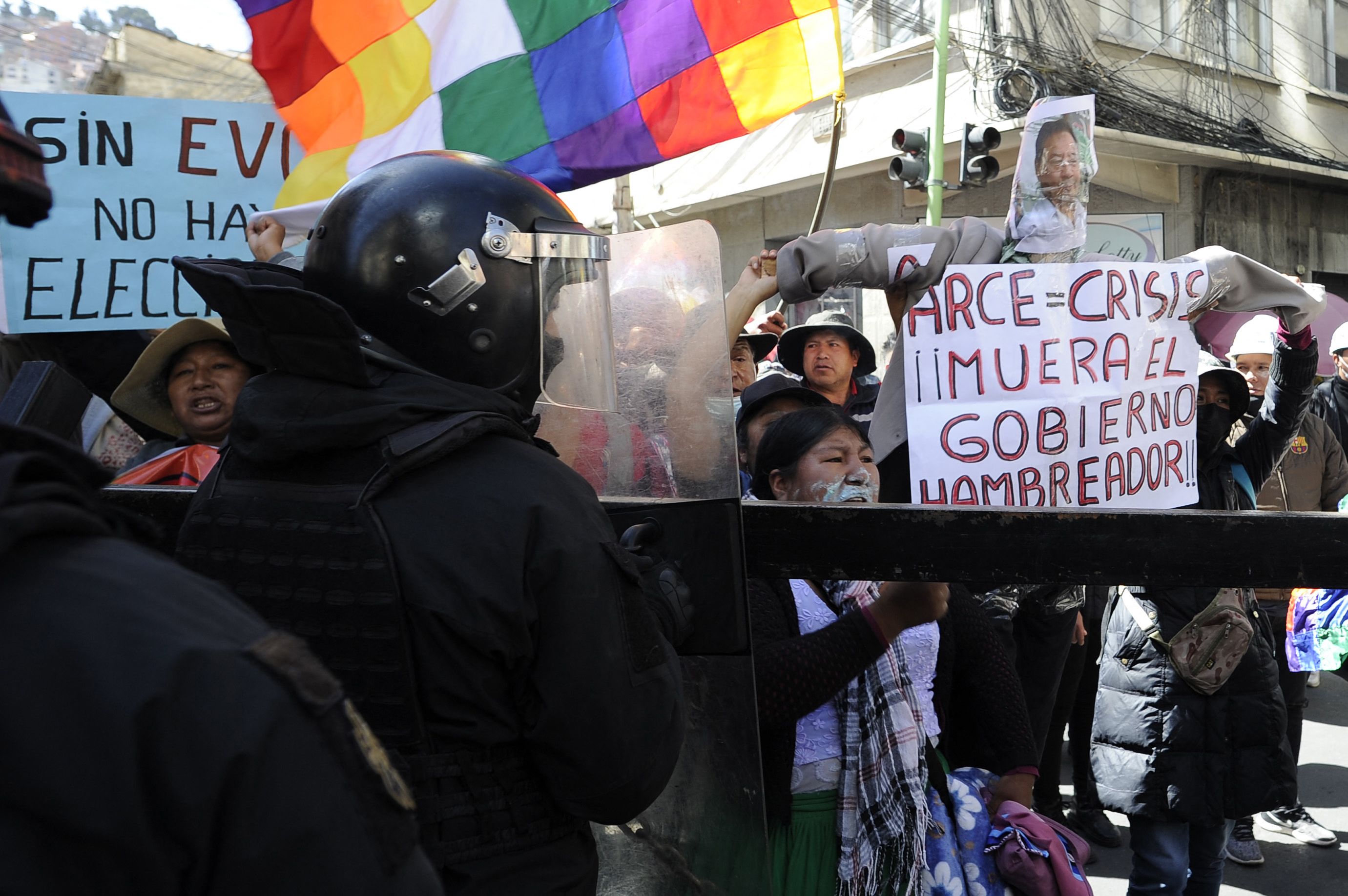 Manifestantes lanzan objetos y enfrentan a la policía en protestas en Bolivia
