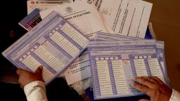 Un capacitador electoral del Instituto Nacional Electoral prepara el material electoral para las próximas elecciones de jueces y magistrados en Zapopan, Jalisco, México, el 28 de mayo de 2025.