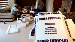 Capacitadores electorales del Instituto Nacional Electoral preparan el material electoral para las próximas elecciones de jueces y magistrados en Zapopan, Jalisco, México, el 28 de mayo de 2025.