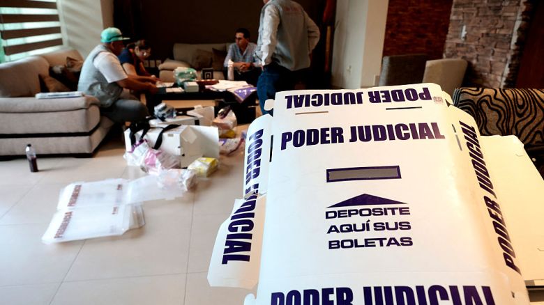 Capacitadores electorales del Instituto Nacional Electoral preparan el material electoral para las próximas elecciones de jueces y magistrados en Zapopan, Jalisco, México, el 28 de mayo de 2025.