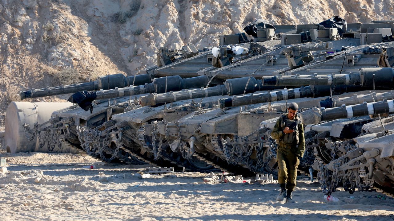 TOPSHOT - Israeli army tanks take position at the border between Israel and the Gaza Strip on May 29, 2025, amid the ongoing war between Israel and Palestinian militant movement Hamas. (Photo by Jack GUEZ / AFP) (Photo by JACK GUEZ/AFP via Getty Images)          
