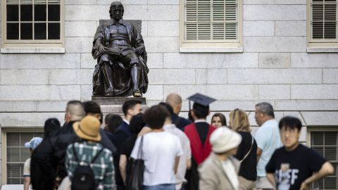Futuros graduados y sus familias se toman fotos después de la ceremonia del Día de la Clase de Harvard el 28 de mayo de 2025