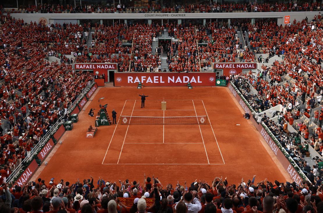 Rafael Nadal saluda al público en la cancha Philippe-Chatrier al término de una ceremonia en su honor.