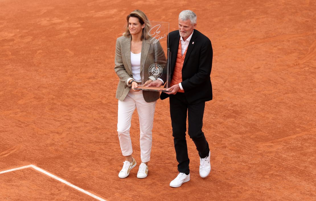 Amélie Mauresmo, directora del torneo Roland Garros, y Gilles Moretton, presidente de la FFT, entregan un premio a Rafael Nadal en la pista Philippe-Chatrier durante una ceremonia en su honor el primer día del Abierto de Francia 2025 en Roland Garros, el 25 de mayo de 2025 en París.