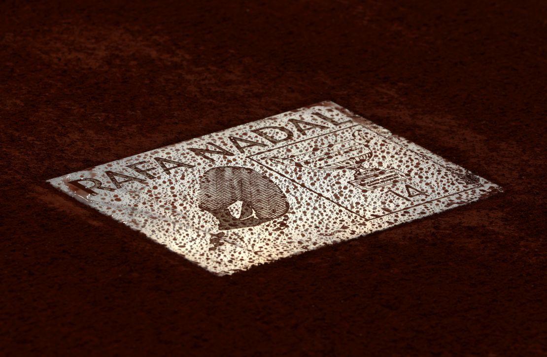 Detalle de la placa en la cancha dedicada a Rafael Nadal durante una ceremonia en su honor el primer día del Abierto de Francia 2025 en Roland Garros, el 25 de mayo de 2025 en París, Francia.