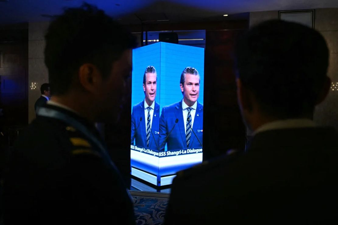 Los asistentes, fuera del salón, observan en una pantalla cómo el secretario de Defensa de Estados Unidos, Pete Hegseth, pronuncia un discurso en la Cumbre del Diálogo de Shangri-La en Singapur el 31 de mayo de 2025.