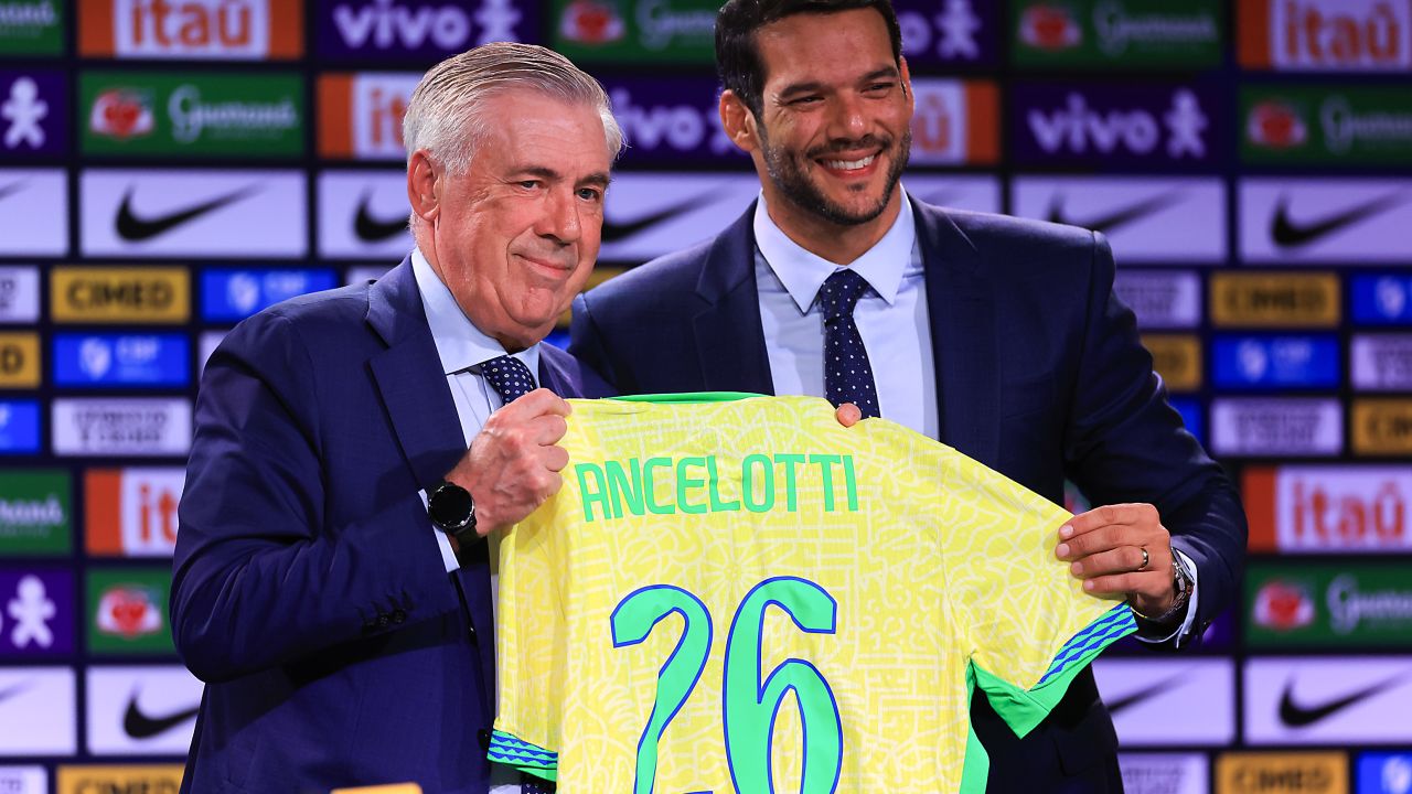 RIO DE JANEIRO, BRAZIL - MAY 26: Carlo Ancelotti receives the Brazilian national team shirt from the hands of President of the Brazilian Football Confederation (CBF), Samir Xaud during a press conference at Grand Hyatt Hotel on May 26, 2025 in Rio de Janeiro, Brazil.  (Photo by Buda Mendes/Getty Images)