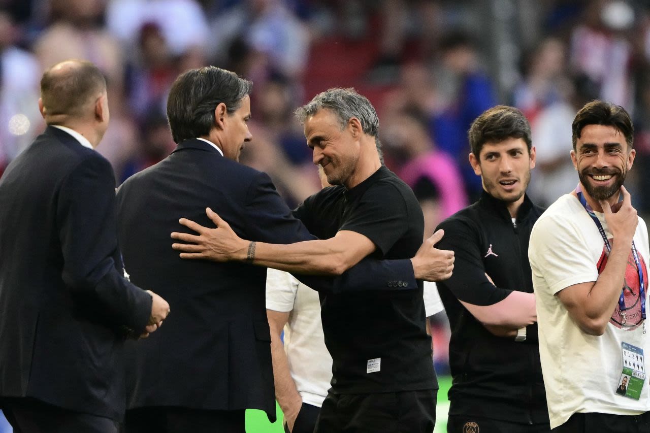 Simone Inzaghi, entrenador del Inter, estrecha la mano de Luis Enrique, entrenador del PSG, antes del partido.