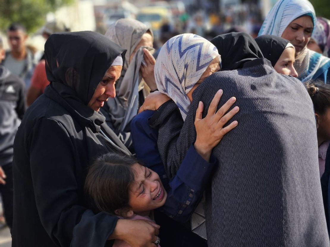 Familiares lloran mientras los cuerpos de los palestinos son trasladados al hospital Nasser el domingo.