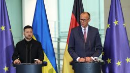 El canciller alemán, Friedrich Merz (der.), y el presidente de Ucrania, Volodímir Zelensky, hablan con los medios tras una reunión en la Cancillería el 28 de mayo de 2025 en Berlín, Alemania.