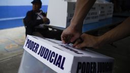 Un hombre emite su voto en un colegio electoral durante las primeras elecciones mexicanas para jueces y magistrados en la Ciudad de México el 1 de junio de 2025.