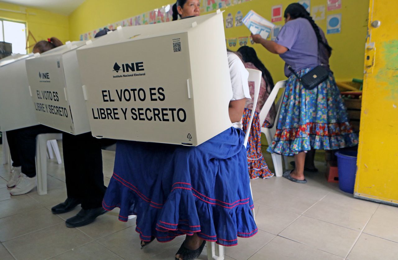 Una mujer de la comunidad indígena rarámuri vota en un centro de votación durante las primeras elecciones mexicanas para jueces y magistrados en Ciudad Juárez, estado de Chihuahua, México, el 1 de junio de 2025.