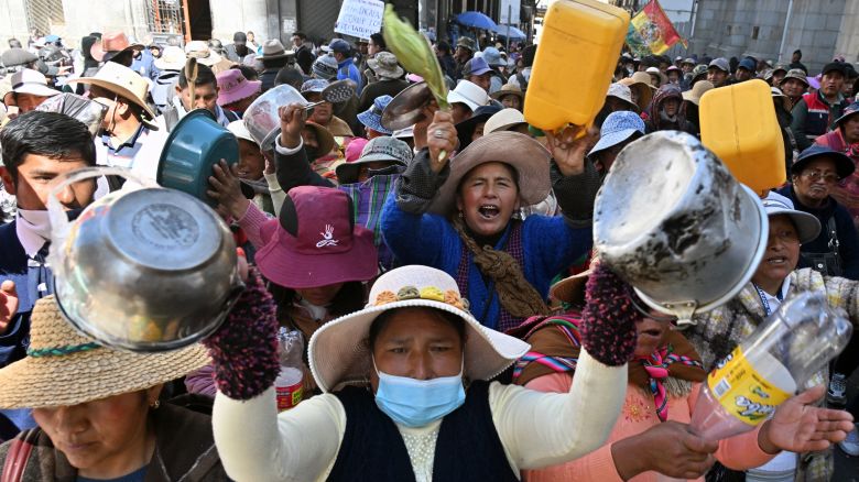 Sindicatos de comerciantes minoristas participan en una marcha para protestar contra el aumento de los precios de los productos básicos y la escasez de combustible y dólares en La Paz el 2 de junio de 2025. (Foto de AIZAR RALDES / AFP)