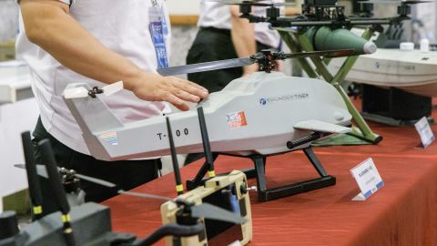 Drones exhibidos en la Universidad Nacional Chung Cheng en Chiayi el 3 de junio de 2025.