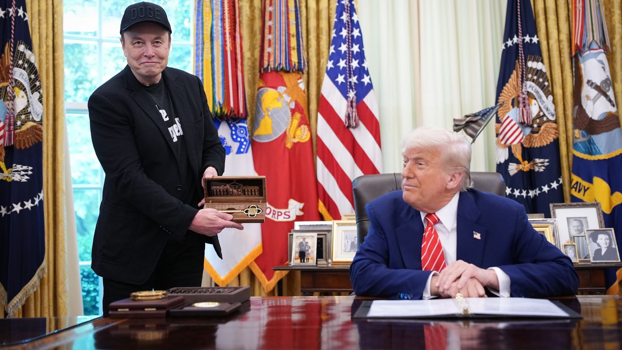 WASHINGTON, DC - MAY 30: Tesla CEO Elon Musk holds a key gifted by U.S. President Donald Trump in the Oval Office of the White House on May 30, 2025 in Washington, DC. Musk, who served as an adviser to Trump and led the Department of Government Efficiency, announced he would leave his role in the Trump istration to refocus on his businesses.  (Photo by Kevin Dietsch/Getty Images)