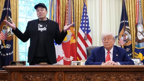 Elon Musk habla junto a Donald Trump en la Casa Blanca, el 30 de mayo de 2025, en Washington.
