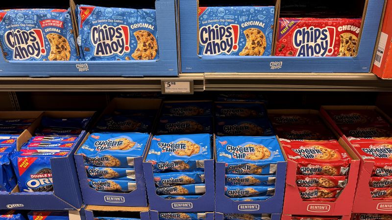 Chips Ahoy and Oreo maker Mondelez sues grocery chain Aldi over similar packaging | CNN Business