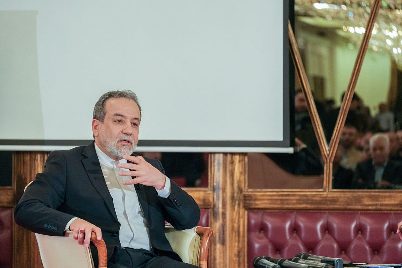 El ministro de Asuntos Exteriores de Irán, Abbas Araghchi, habla durante el lanzamiento de su libro "El poder de la negociación" el 3 de junio de 2025, en Beirut, Líbano.