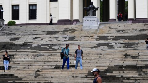 Estudiantes bajan las escaleras de la Universidad de La Habana el 4 de junio de 2025.