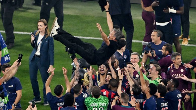 MUNICH, GERMANY - MAY 31: Luis Enrique, Head Coach of Paris Saint-Germain, is thrown into the air by players of Paris Saint-Germain following the team's victory in the UEFA Champions League Final 2025 between Paris Saint-Germain and FC Internazionale Milano at Munich Football Arena on May 31, 2025 in Munich, Germany. (Photo by Dan Mullan/Getty Images)