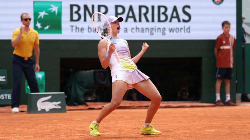 Iga Świątek records 25th straight French Open win with hard-fought comeback against Elena Rybakina