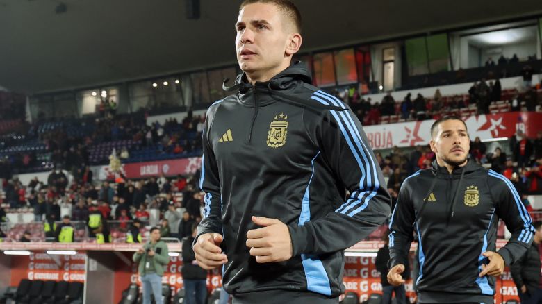El delantero argentino Franco Mastantuono antes del partido de fútbol de las eliminatorias sudamericanas de la Copa Mundial de la FIFA 2026 entre Chile y Argentina en el estadio Nacional Julio Martínez Pradanos en Santiago, el 5 de junio de 2025.