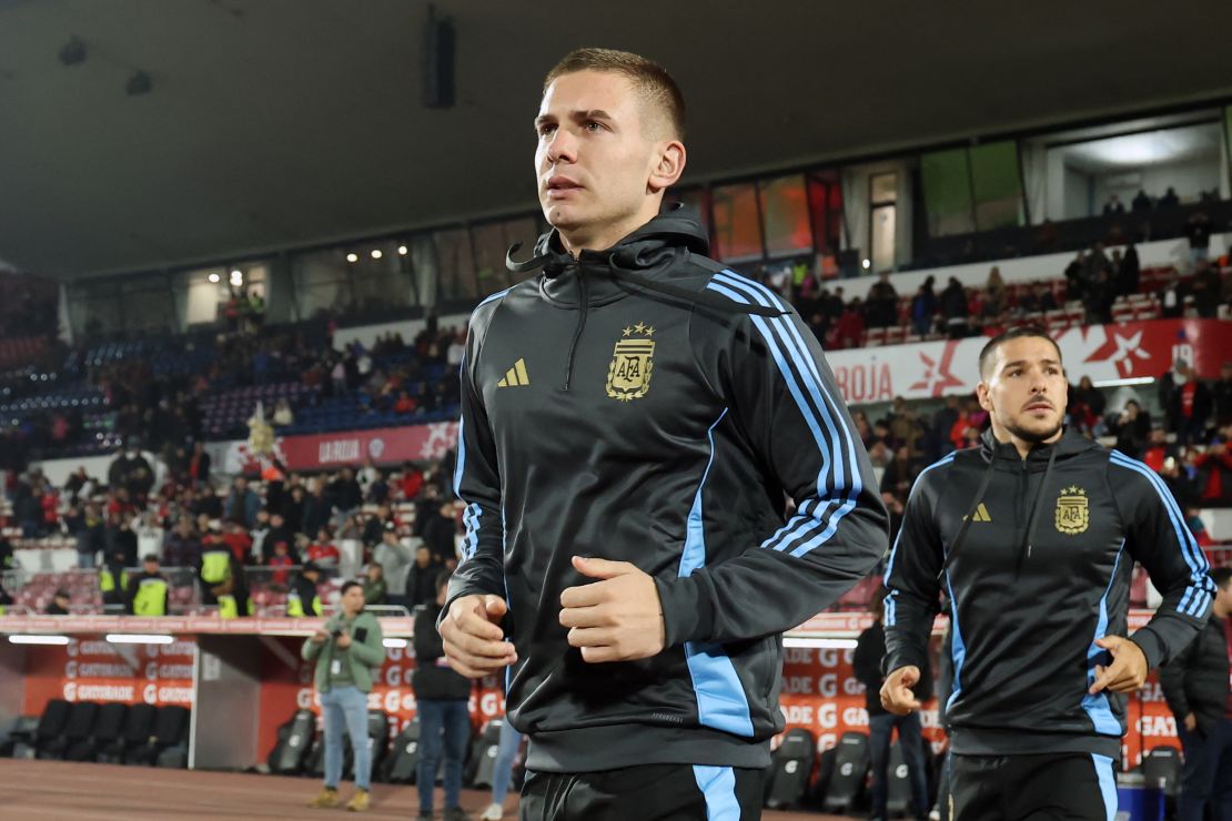 El delantero argentino Franco Mastantuono antes del partido de fútbol de las eliminatorias sudamericanas de la Copa Mundial de la FIFA 2026 entre Chile y Argentina en el estadio Nacional Julio Martínez Pradanos en Santiago, el 5 de junio de 2025.