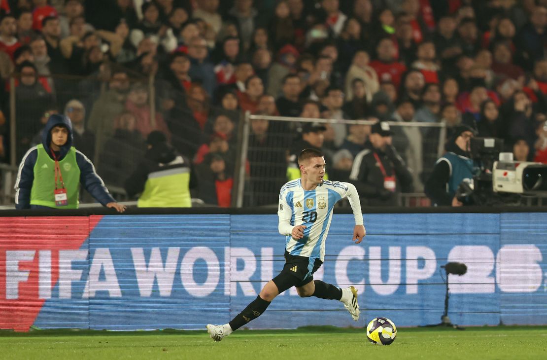 El delantero argentino Franco Mastantuono en el partido de fútbol de las eliminatorias sudamericanas de la Copa Mundial de la FIFA 2026 entre Chile y Argentina.