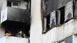 A firefighter is at work to secure an appartment building where a fire broke out overnight, in Reims on June 6, 2025. A fire in a high-rise apartment building in Reims claimed the lives of at least four people, including a child, on June 5, 2025 night, and an investigation has been launched to establish its causes.