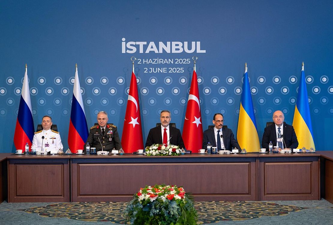 En esta imagen proporcionada por el Ministerio de Asuntos Exteriores de Turquía, de las delegaciones ucraniana y rusa asisten a las conversaciones de paz el 2 de junio de 2025 en el Palacio Ciragan en Estambul, Turquía.