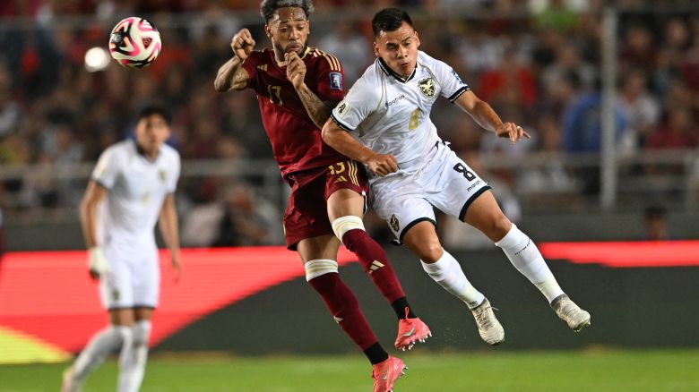 El mediocampista venezolano José Martínez y el mediocampista boliviano Moisés Villarroel disputan el balón durante el partido de las eliminatorias sudamericanas para la Copa Mundial de la FIFA 2026 entre Venezuela y Bolivia en el estadio Monumental de Maturín, estado de Monagas, Venezuela, el 6 de junio de 2025.
