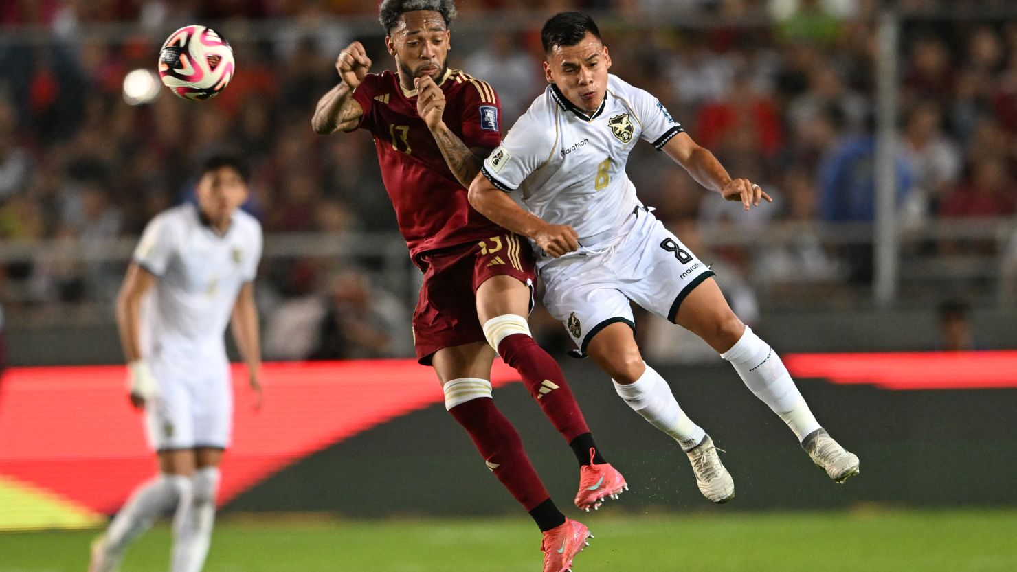 El mediocampista venezolano José Martínez y el mediocampista boliviano Moisés Villarroel disputan el balón durante el partido de las eliminatorias sudamericanas para la Copa Mundial de la FIFA 2026 entre Venezuela y Bolivia en el estadio Monumental de Maturín, estado de Monagas, Venezuela, el 6 de junio de 2025.