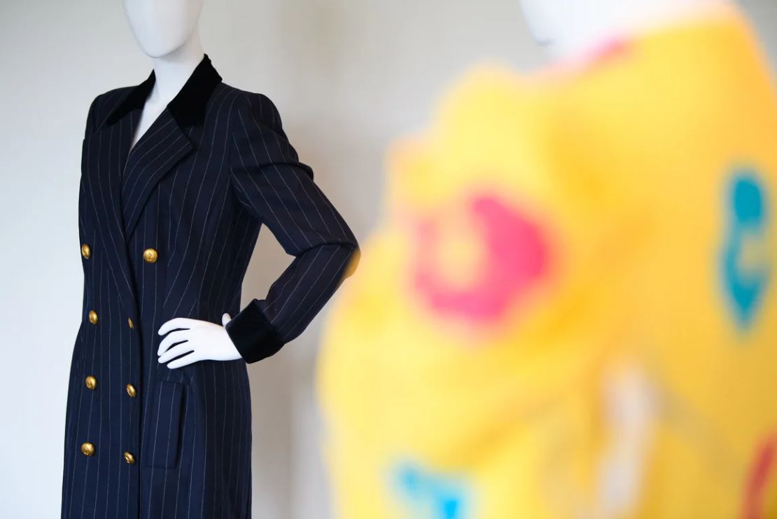 Un vestido cruzado de lana azul marino con raya diplomática, diseñado por Catherine Walker, que la princesa Diana lució al salir del Hotel Carlyle de Nueva York en enero de 1995.