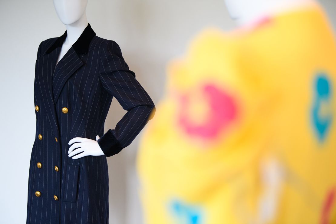 Een Navy Wool Pinstripe Double-breasted coatdress, ontworpen door Catherine Walker, die prinses Diana werd afgebeeld terwijl hij in januari 1995 het Carlyle Hotel in New York verliet. Het zal naar verwachting later deze maand tussen de $ 30.000 en $ 50.000 halen op een veiling.