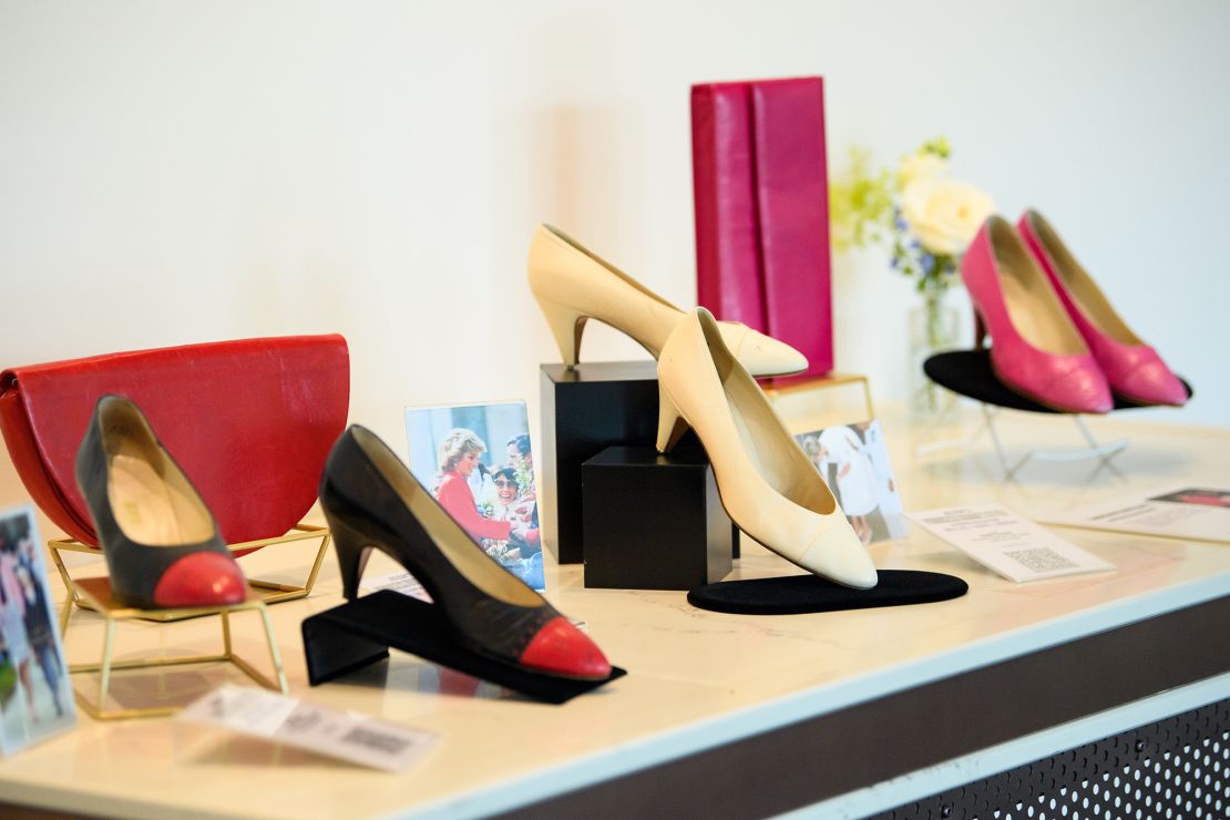 Een selectie van de schoenen en handtassen van wijlen Royal afgebeeld op het schiereiland Londen voorafgaand aan de verkoop.